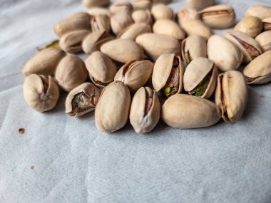 bir cam kase fıstık fındık