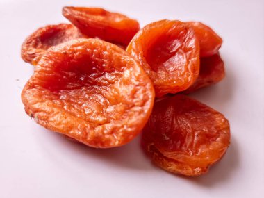 Beyaz tabakta Kuru Kayısı