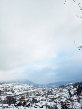 Almanya 'nın karlı şehrinde kış manzarası, kekeme