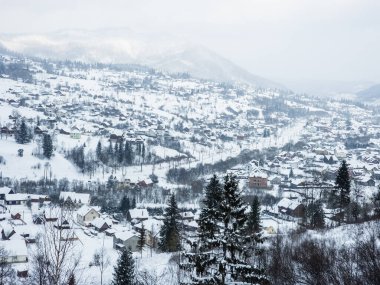 Kotor şehrinin kışın manzarası