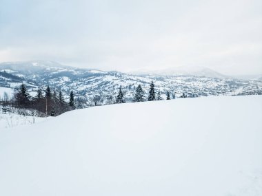 Karla kaplı dağlarla kaplı kış manzarası