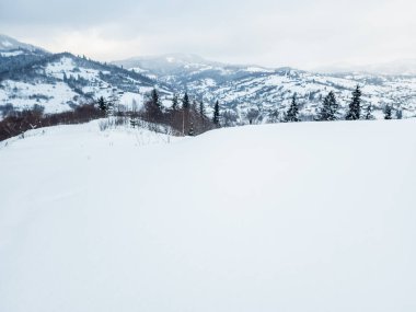 Dağlarda kış manzarası. karla kaplı tepeler.
