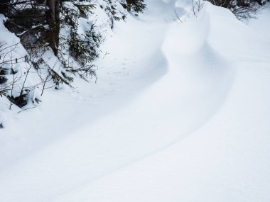 Kış dağlarında yamaçta snowboardcu