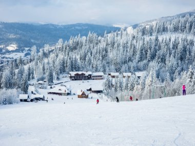 Dağların köyünde kış manzarası