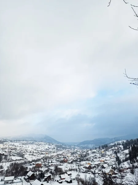 Almanya 'nın karlı şehrinde kış manzarası, kekeme