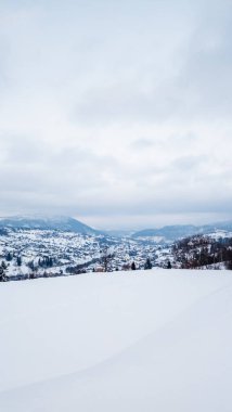 Kar yağışlı kış manzarası