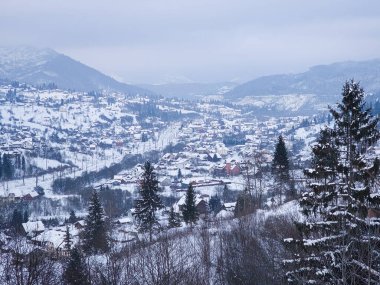 Dağlarda kış. Kardaki köy.