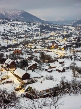 Kış karla kaplanmış şehir