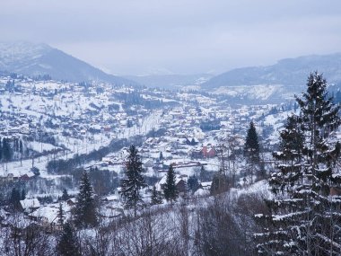 Bir dağ köyü olan güzel kış manzarası