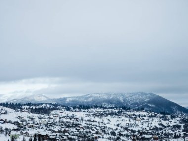 Dağlarda kış manzarası