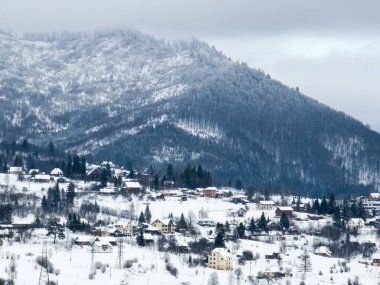 Kışın dağlarda. Dağ köyü. Köydeki dağlarda bir kış köyü..