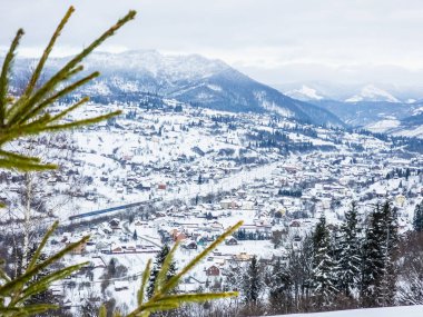 Dağın tepesinden şehrin manzarası.