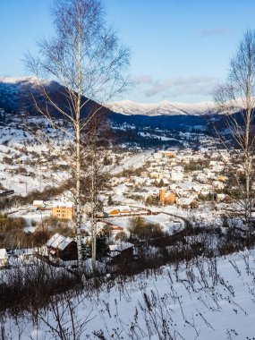 Dağlarda kış manzarası
