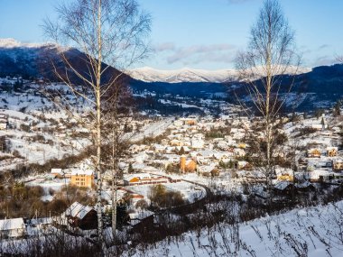 Kışın köy manzarası