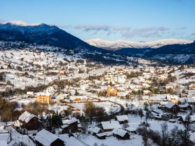 Köydeki güzel kış dağ manzarası.