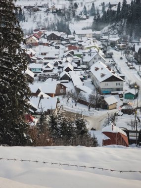 Karla kaplı ağaçlarla kaplı güzel kış manzarası