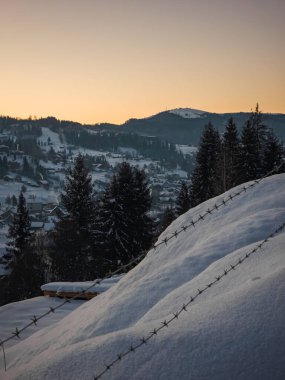 Bulutlu bir gökyüzünün altındaki dağlarda karlı bir manzaranın güzel bir görüntüsü.