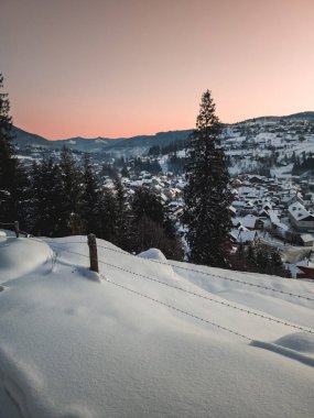 Karla kaplı ağaçlarla kaplı güzel kış manzarası