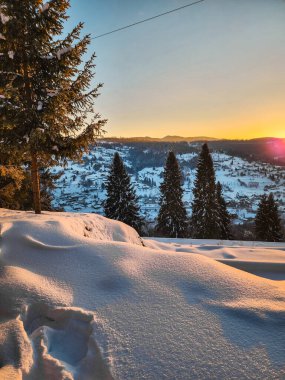 Arka planda dağ olan güzel bir manzara. Dağlarda gün batımı.