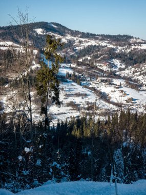 Kışın küçük bir dağ köyü.