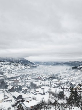Kışın Karpatlar 'ın köyünün manzarası.