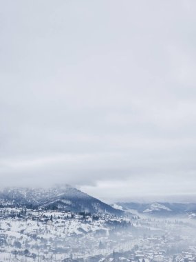 Dağlarda kış manzarası.
