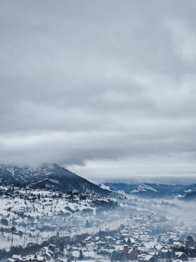 Kış manzarası. karla kaplı dağlar.