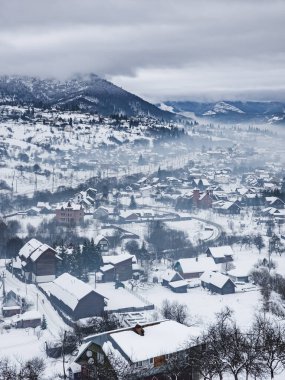 Güzel kış manzaralı, karla kaplı evler