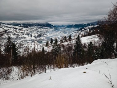 Karla kaplı ağaçlarla kaplı kış manzarası. Karlı dağları olan güzel kış manzarası.