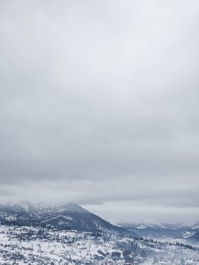 Dağlarda kış manzarası