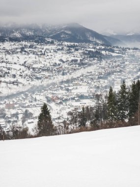 Dağlardaki güzel kış manzarası. Karpat Dağları