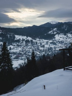 Dağlardaki üçgen köyünden bir manzara.