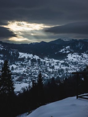 Karpatlar 'ın Riva köyünde bir kış günü