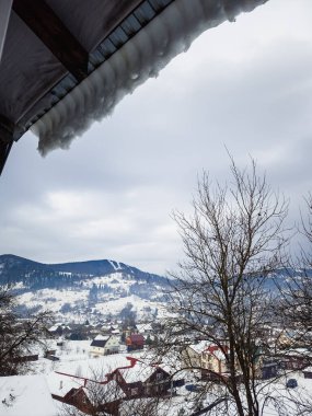 Kasabanın kış manzarası, köyün penceresinden karın altında.