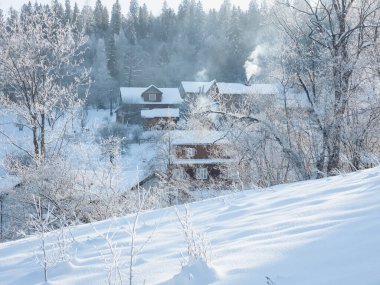 Tahta ev ve karla kaplı dağlarla kaplı kış manzarası