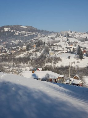 Kış dağı manzarası, karla kaplı tepeler