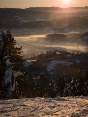 Dağlarda güzel bir gün batımı