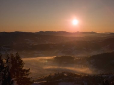 dağlarda sabahları gündoğumu