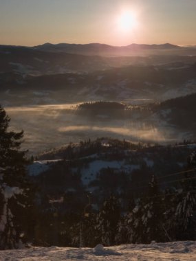 Karpat ormanlarında, Ukrayna 'da, Avrupa' da dağların üzerinde gün batımı