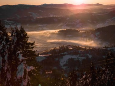 Ukrayna Karpatları 'nda kış sabahı gün doğumunda. hava görünümü