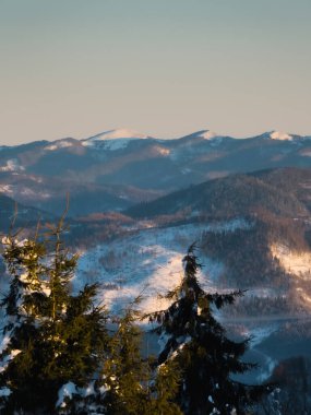 Kışın dağların güzel manzarası