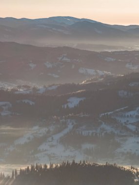 Karpatlar için kış sabahı.