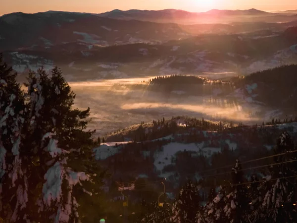Ukrayna Karpatları 'nda kış sabahı gün doğumunda. hava görünümü