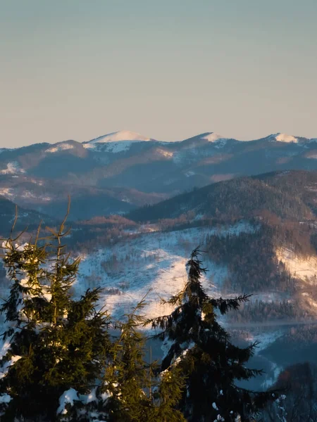 Kışın dağların güzel manzarası