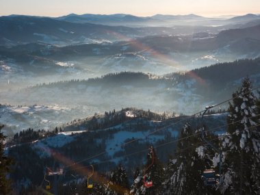 Arkasında dağ olan kış manzarası