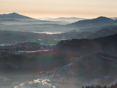 Bulutlu gökyüzü arka plan şaşırtıcı doğa manzaralı