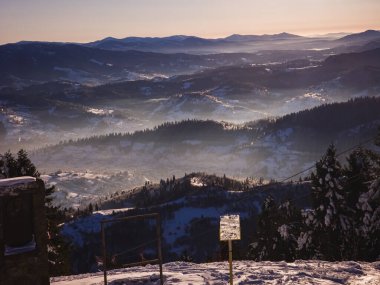 Kışın Karpatların dağlarının manzarası.