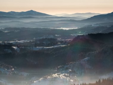 Dağlardaki kış manzarası. Karpatlar, Ukrayna