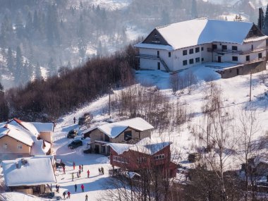 Küçük bir köyün kış manzarası