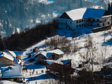 Kayak pistinin yamaçlarında kayak merkezi